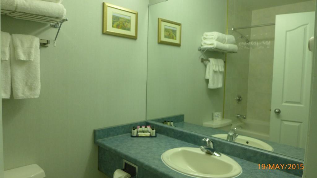 The Bridgeport Inn Fort Mcmurray Room photo